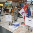 Voluntarios del Banco de Alimentos recogiendo donaciones