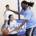 Kenneth Faried compartió la magia del baloncesto con decenas de jóvenes jugadores leoneses en el Pabellón Margarita Ramos. En la imagen, defiende el ataque de una niña.