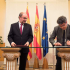 Javier Lambán y Álvaro Nadal durante la firma del convenio con Aragón sobre las cuencas. TONI GALÁN