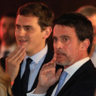 El presidente de Ciudadanos, Albert Rivera, junto al exprimer ministro francés Manuel Valls, el día de Sant Jordi, en Barcelona. / FERRAN NADEU