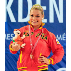 Lidia Valentín con la medalla de oro y la mascota de los Juegos Mediterráneos.