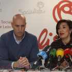 Los concejales socialistas José Antonio Diez y Susana Travesí. RAMIRO