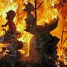 Momento en el que se consume una falla infantil en Valencia