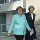 Merkel y May, a su llegada a una rueda de prensa conjunta en Berlín. MICHAEL KAPPELER