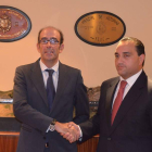 Marcelino Oreja y Rodrigo Borge Angulo, en la firma del acuerdo de colaboración.