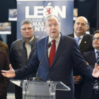 El alcalde de León, Antonio Silván, presenta la nueva campaña de difusión de León en el Metro de Madrid.