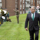 El ministro del Interior en funciones, Juan Ignacio Zoido, en el cuartel donostiarra de Intxaurrondo durante su último acto público, el homenaje al guardia civil Jose Antonio Pardines, primera victima mortal de ETA, el pasado 29 de mayo.