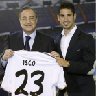 El presidente del Real Madrid, Florentino Pérez, e Isco posan con la nueva camiseta del jugador.