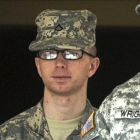 Manning (izquierda), custodiado por otro soldado, en Fort Meade (EEUU), el 22 de diciembre del 2011.