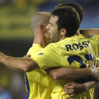 Rossi celebra con sus compañeros su segundo gol al Odense.