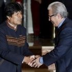 El presidente de Bolivia saluda al juez Baltasar Garzón.
