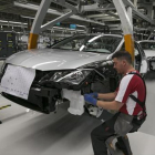Un operario de Seat en la cadena de montaje del modelo Ibiza en la fábrica de Martorell. /