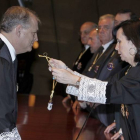 Luis Ortega recibe la medalla de magistrado del Constitucional de la entonces presidenta del tribunal, María Emilia Casas, durante su toma de posesión en enero del 2011.