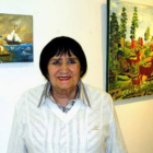 La artista asturiana ante dos de las obras expuestas en Ármaga