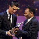 Cristiano Ronaldo, a la izquierda, recibe el galardón del año pasado de manos de Pelé.