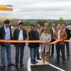 La presidenta de la Diputación, Isabel Carrasco, ayer inaugurando la carretera de Noceda.