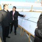 Antonio Silván y Carlos López Riesco muestran los planos de la reforma en el propio acceso, ante el