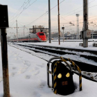 Un tren entra en la estación de Milán (Italia).