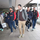 La selección española de balonmano, con Iker Romero y Dani Sarmiento en primer plano, a su llegada a la estación de León. RAMIRO