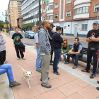 El grupo de manifestantes se concentró delante de la sede policial de la calle Ancha.