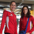 Carolina Rodríguez y Sara Llana, ayer en el aeropuerto de Madrid