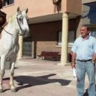 El concejal Lorenzo Carro posa junto a un figurante disfrazado de romano, en una imagen de archivo