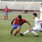 Basalo lucha una pelota en la banda derecha. F. OTERO PERANDONES