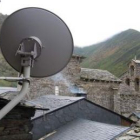 Vista de la iglesia mozáraba de Peñalba, estropeada por una antena