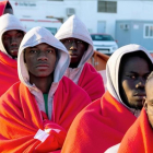 Inmigrantes descienden de un barco de Salvamento Marítimo en Motril (Granada), en una imagen de archivo. /