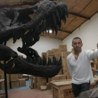 José Vicente Casado, en su gran taller de Navatejera, junto a una de sus creaciones.