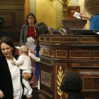 Carolina Bescansa, con su hijo Diego, tras depositar su voto en el Congreso.