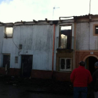El fuego devoró una vivienda en Gradefes y parte de la casa vecina.