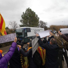 Los manifestantes apoyan a los nueve presos independentistas trasladados a Madrid. QUIQUE GARCÍA