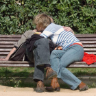 Una pareja se besa en un banco de un parque madrileño. TONI ALBIR