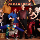 El productor Todd Ray, rodeado de parte del extravagante equipo de ‘Freakshow’.