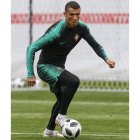 Cristiano, durante el entrenamiento de ayer con Portugal. PAULO NOVAIS