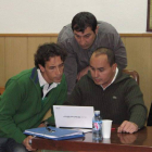 Alonso (derecha) consulta el ordenador con Alfayate (izquierda) y Merino (entre ambos).