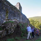 El director general de Patrimonio Cultural, Enrique Saiz (I), visita la rehabilitación llevada a cabo en el Castillo de Sarracín en la localidad de Vega de Valcarce