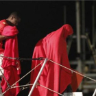 La Guardia Civil y Salvamento Marítimo trasladan este jueves al puerto de Almería a los tripulantes de una patera en la que viajaban 27 personas, entre ellos cuatro mujeres y un menor, cuando navegaba en el mar de Alborán.