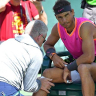 Nadal recibe atención médica en la rodilla en el torneo de Indian Wells.