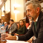 Carmelo Alonso, en primer término, en el último Pleno, con el leonesista Valdeón al fondo. RAMIRO