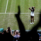 Cori Gauff celebra asombrada su triunfo sobre Venus Williams en Wimbledon.
