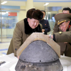 Kim Jong-un observa la recreación de la entrada en la atmósfera de un misil balístico.