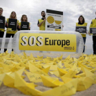 Activistas de Amnistía Internacional denuncian en la playa de Sant Sebastià de Barcelona las muertes de migrantes en el Mediterráneo.