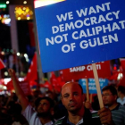 Un hombre sostiene un cartel junto a otros reunidos noche tras noche desde el 15 de julio, día del intento de golpe de Estado, en Ankara, el 27 de julio.