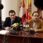 Juan Antonio Ruiz y Luis Aznar, en un momento de la rueda de prensa en la sede de la Junta