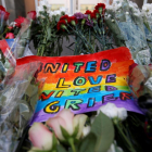 Un ramo de flores en homenaje a las víctimas de la masacre de Orlando.