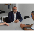 Morala, con representantes de Ambi durante la reunión, ayer. DL