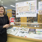 Rocío Rodríguez Herreras con la exposición que se puede ver en la Biblioteca Pública de León dedicada a la Tabla Periódica de los Elementos. FERNANDO OTERO PERANDONES