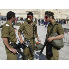 Tres soldados llevan artículos de broma durante el Purim (Carnaval judío), el 20 de febrero en Jerusalén.